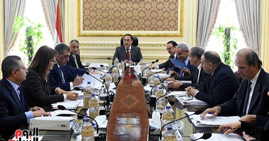 صور.. القائم بأعمال رئيس الوزراء يرأس اجتماع المجموعة الاقتصادية 