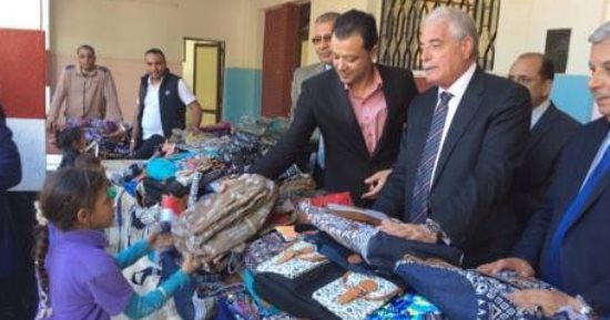 صور .. توزيع 320 حقيبة على طلاب مدرسة الرويسات بجنوب سيناء