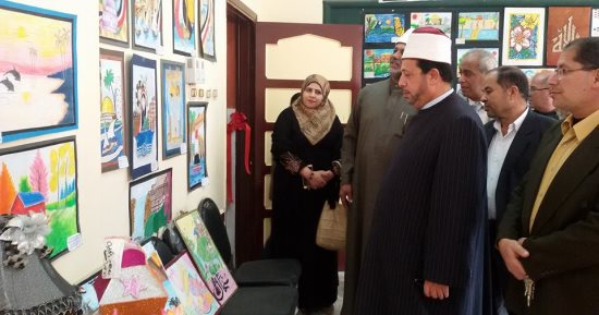 صور.. رئيس المعاهد الأزهرية بدمياط يفتتح المعرض الفنى نصف السنوى