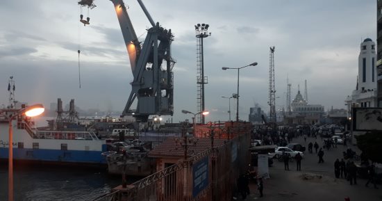 النيابة تعاين مكان حادث سقوط سيارة بمياه المجرى الملاحى لقناة السويس