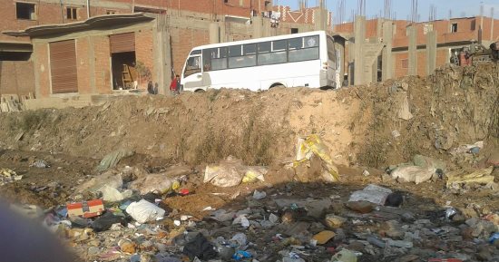 اضبط مخالفة.. طريق عزبة النجدى بالقليوبية تحول لمقلب قمامة.. صور
