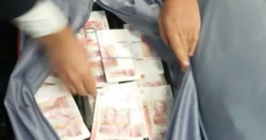 إحباط تهريب 52 ألف جنيه إسترلينى مخبأة فى حقيبة راكب بمطار القاهرة