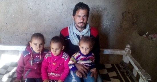 صور.. مأساة شاب بسوهاج باع منزله لإجرائه عملية فى المخ ويناشد المحافظ بإنقاذه 