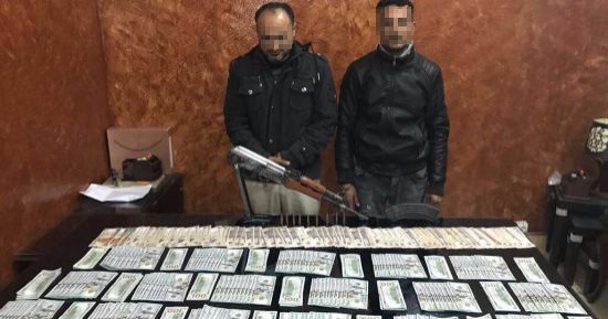 القبض على سائقان وراء سرقة 70 ألف دولار من صاحب مصنع بالإكراه فى بدر