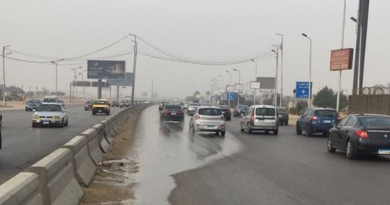 صور.. زحام مرورى بسبب كسر ماسورة مياه فى محور الثورة  