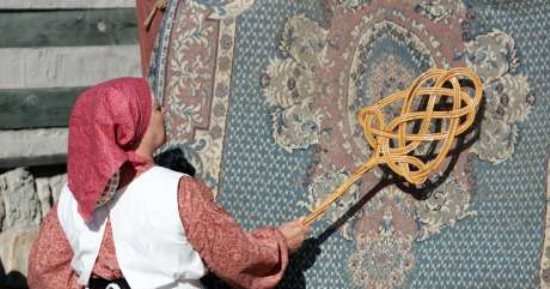 شغل البيت مش كله رياضة.. تنفيض السجاجيد هيعملك مشاكل فى العمود الفقرى 