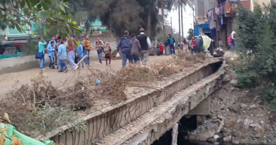 صور .. اضبط مخالف..انهيار سور كوبري عزام بمنطقة الخاشعة بكفر الشيخ