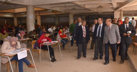 صور .. رئيس جامعة أسيوط يتفقد لجان امتحانات الفصل الدراسى الأول