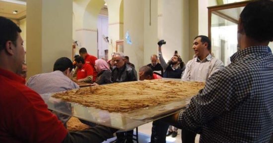 صور.. المتحف المصرى الكبير يستقل العجلة الحربية للملك توت عنخ آمون