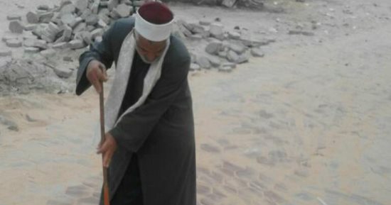 صور.. أئمة دمياط يقودون حملة نظافة المساجد بالزى الأزهرى