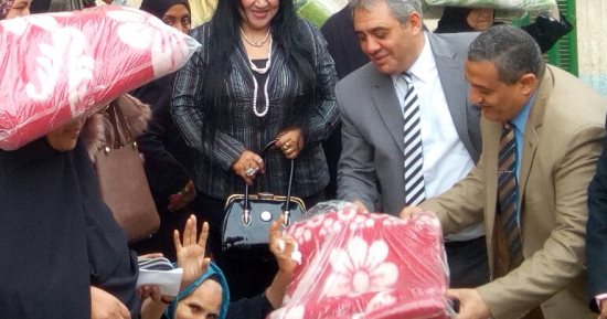 نائب محافظ القاهرة يوزع 500 بطانية على المحتاجين بالأزبكية.. صور