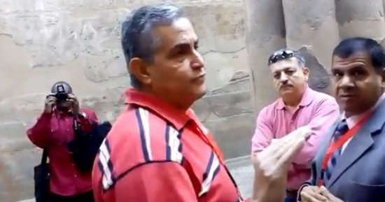 فيديو.. كمال مغيث مرشدًا سياحيًا فى معبد الأقصر