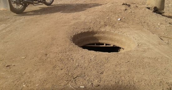 اضبط مخالفة.. عمود كهرباء وبلاعة صرف يهددان المارة فى بنى هلال بسوهاج