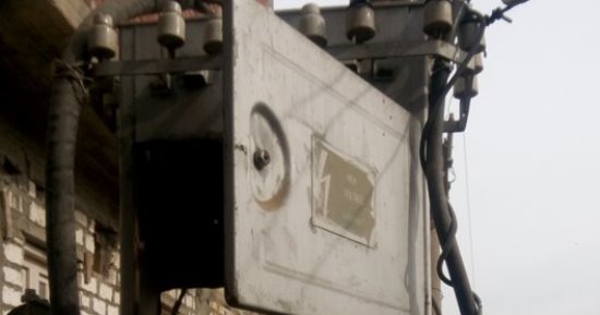 صور.. قبل أن تقع كارثة.. محول كهرباء مكشوف وسط منازل قرية دسونس بدمنهور