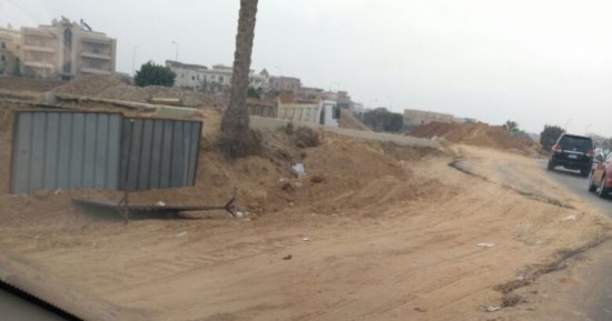 بالصور.. شكوى من سوء أعمال الرصف وعدم وجود لوحات إرشادية بالعبور