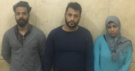 القبض على عاطل وزوجته وسائق يقودون تشكيلا عصابيا لسرقة السيارات بالسلام