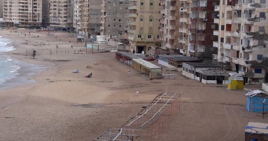 صور.. اضبط مخالفة.. استمرار إلقاء الصرف بمياه البحر بشاطئ أبو قير