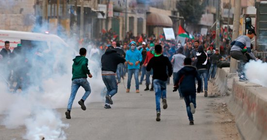 صور.. تجدد المواجهات بين الفلسطينيين والاحتلال بمحيط حاجز قلنديا فى الضفة