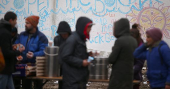 صور.. مهاجرون فى صربيا يتحدون الطقس البارد لعبور الحدود إلى الاتحاد الأوروبى