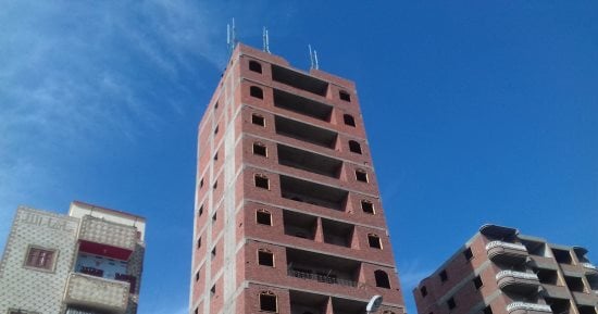 قارئ يشكو من وجود محطة تقوية محمول أعلى برج سكنى بسوهاج
