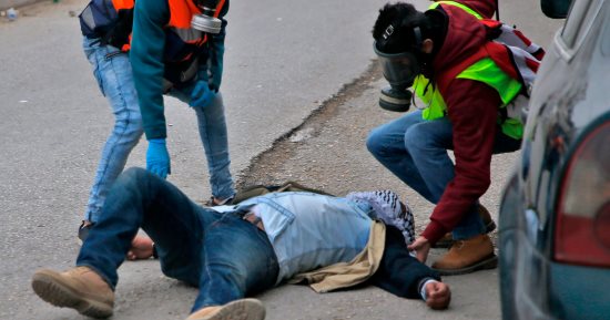 صور.. إصابة 6 فلسطينيين فى مواجهات مع الاحتلال قرب حاجز قلنديا شمال القدس