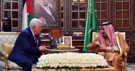 صور.. خادم الحرمين الشريفين يستقبل الرئيس الفلسطينى