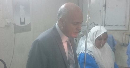 صور . وكيل صحة بنى سويف يتفقد حالة مصابى حادث الطريق الصحراوى الشرقى