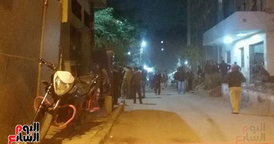 صور.. توافد أهالى ضحايا حادث بنى سويف على مشرحة المستشفى العام