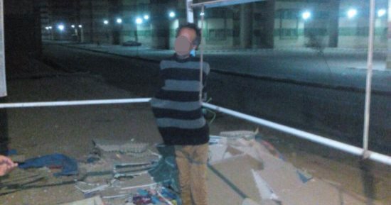 صور .. أهالى فى السويس يضبطون لصا حاول سرقة سيدة بالإكراه أثناء سيرها