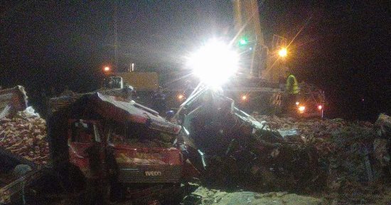 صور .. "معدات بنى سويف" ترفع آثار حادث الطريق الصحراوى الشرقى