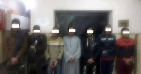 على طريقة أفلام هوليوود.. 7 أشخاص يخدعون سائق شاحن بطاريات هواتف سيكو.. المتهمون اعتلوا سيارة النقل وقاموا بقص قفل الحاوية وتفريغها.. الأمن ينجح فى ضبط المتهمين.. ورئيس الشركة: ملتزمون بتسليم أول شحنة