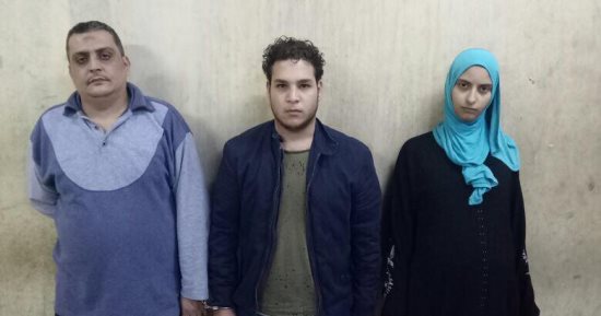 عاطلان وربة منزل وراء الإستيلاء على 9800 دولار من طالب بإنتحال صفة ضباط شرطة