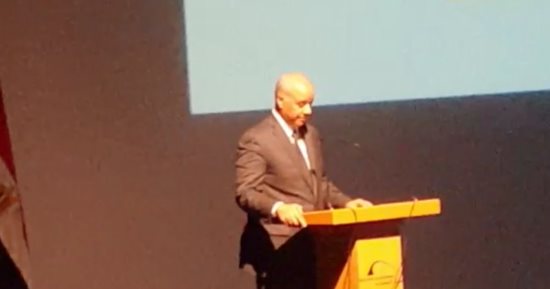 ممثل تدريس جامعة الإسكندرية يبدأ كلمته بالوقوف دقيقة حداد على أرواح الشهداء