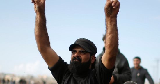 ننشر صور الفلسطينى القعيد قبل لحظات من استهدافه برصاص الاحتلال فى غزة