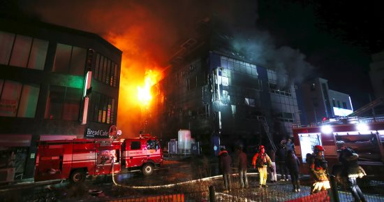 صور.. مصرع 16 شخصا وإصابة 22 إثر اندلاع حريق مبنى فى كوريا الجنوبية