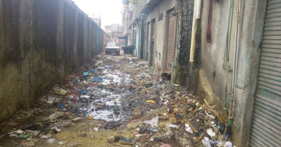 صور..مياه المجارى والقمامة تهدد مساكن كوم الملح بالإسكندرية