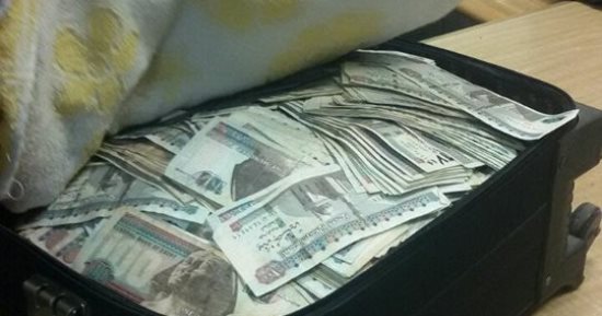 صور.. جمارك مطار برج العرب تحبط محاولة تهريب 998 ألف جنيه