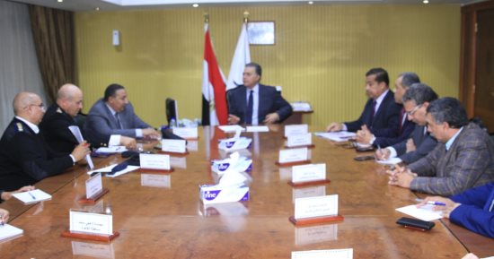 وزير النقل يجتمع مع قيادات الطرق والكبارى لمتابعة خطة تطوير الطريق الدائرى