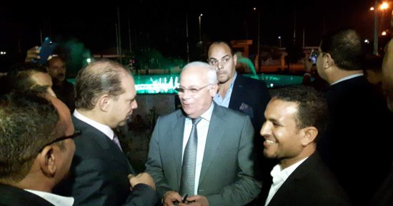 صور.. محافظ بورسعيد يفتتح "نافورة راقصة" بحديقة المنتزه ويتفقد حديقة بنزرت