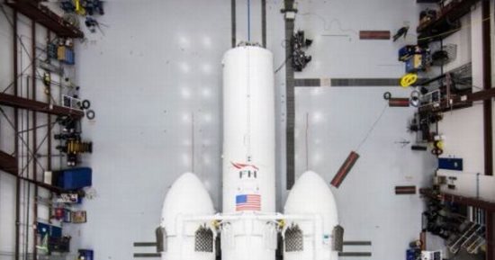 ايلون موسك يكشف عن صور جديدة لصواريخ Falcon Heavy