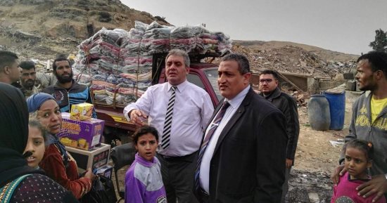 نائب محافظ القاهرة يوزع 500 بطانية على فقراء منشأة ناصر.. صور