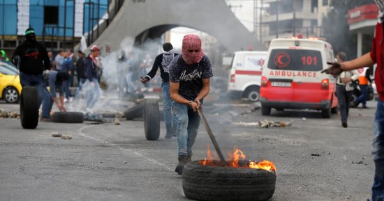 فلسطينيون يقتحمون ورشة عمل تنظمها القنصلية الأمريكية احتجاجا على سياسة ترامب