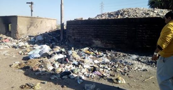 صور.. اضبط مخالفة.. القمامة تحاصر كوبرى بمركز البلينا وسقوط أحجاره   