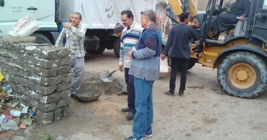 رئيس مدينة سمسطا ببنى سويف يتابع تمهيد الطرق ونظافة الشوارع
