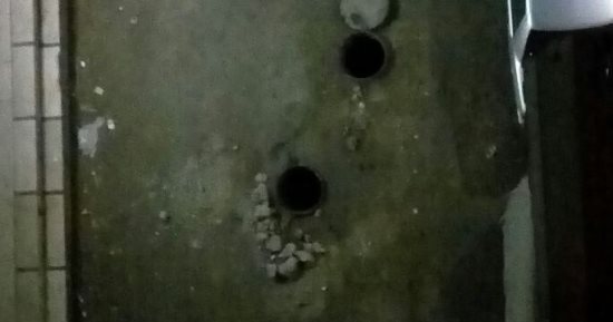 صور.. بالوعات بأحد شوارع جسر السويس بدون أغطية بعد انتهاء أعمال الحفر