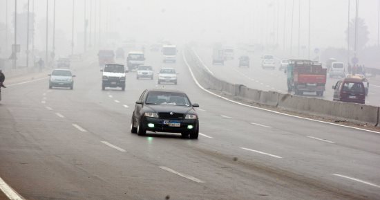 المرور ينشر تعليمات القيادة اﻵمنة منعا لحوادث الشبورة بالطرق الرابطة بين المحافظات