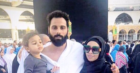 جنش يؤدى العمرة مع زوجته وابنته