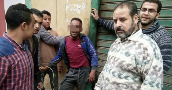 أهالى منشية الزهراء بالمحلة يضبطون لصا بعد سرقته متعلقات من داخل منزل