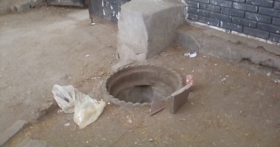 صور .. اضبط مخالفة..بالوعة صرف صحى بدون غطاء أمام مدرسة ثانوية بالمنيا