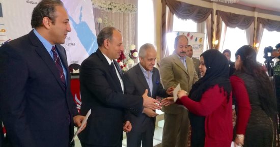 صور .. محافظ الإسكندرية يسلم 600 جهاز منزلى لـ100 فتاة فى مبادرة هنتمم الفرحة